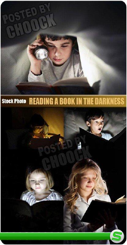 Чтение книги в темноте - растровый клипарт