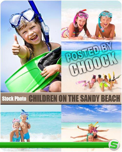Дети на песчаном пляже - растровый клипарт