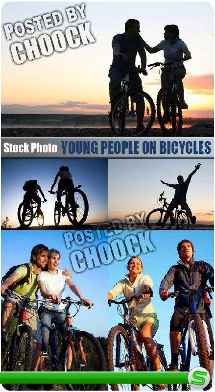 Молодые люди на велосипедах - растровый клипарт
