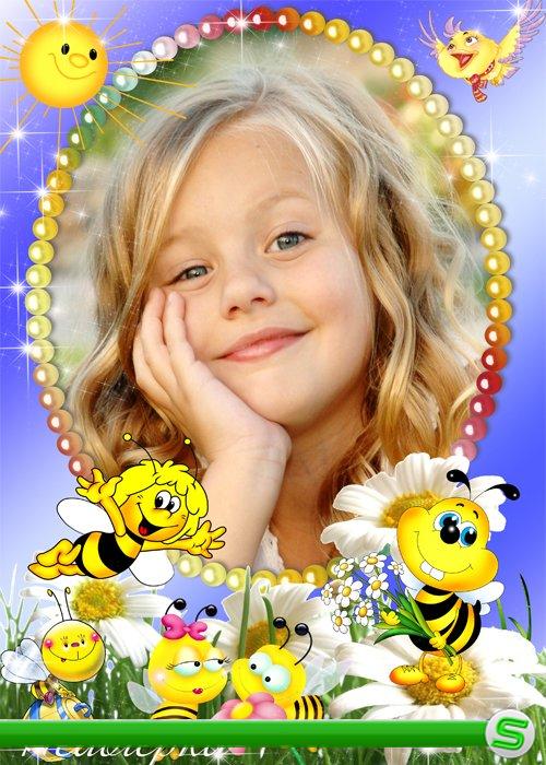 Аромат цветов струится В ясный летний тёплый день. Пчёлам в ульях не сидится, Не знакома пчёлам лень. 