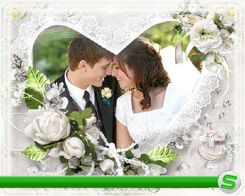 Ажурная свадебная фоторамочка с белыми розами и обручальными кольцами