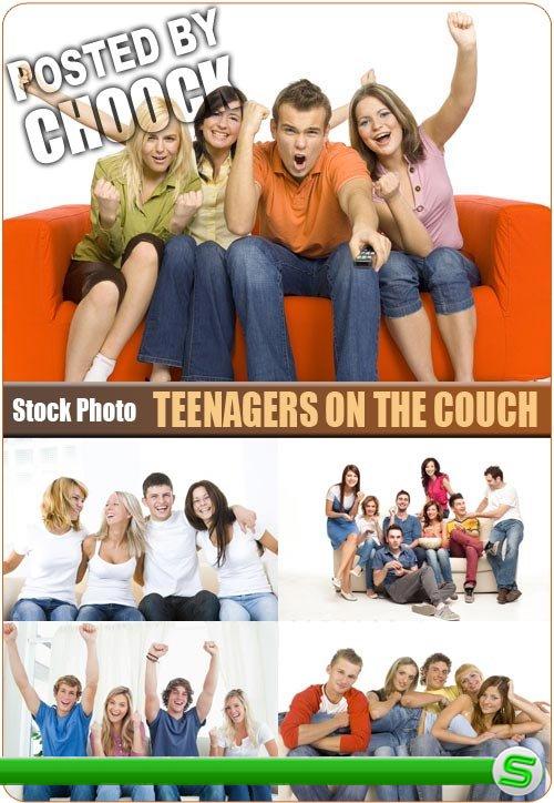 Подростки на диване - растровый клипарт