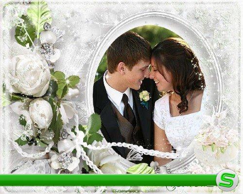 Красивая свадебная рамочка для фотошопа на романтическом фоне с красивыми цветами и свадебным тортом