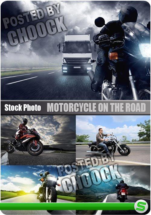 Мотоцикл на дороге - растровый клипарт